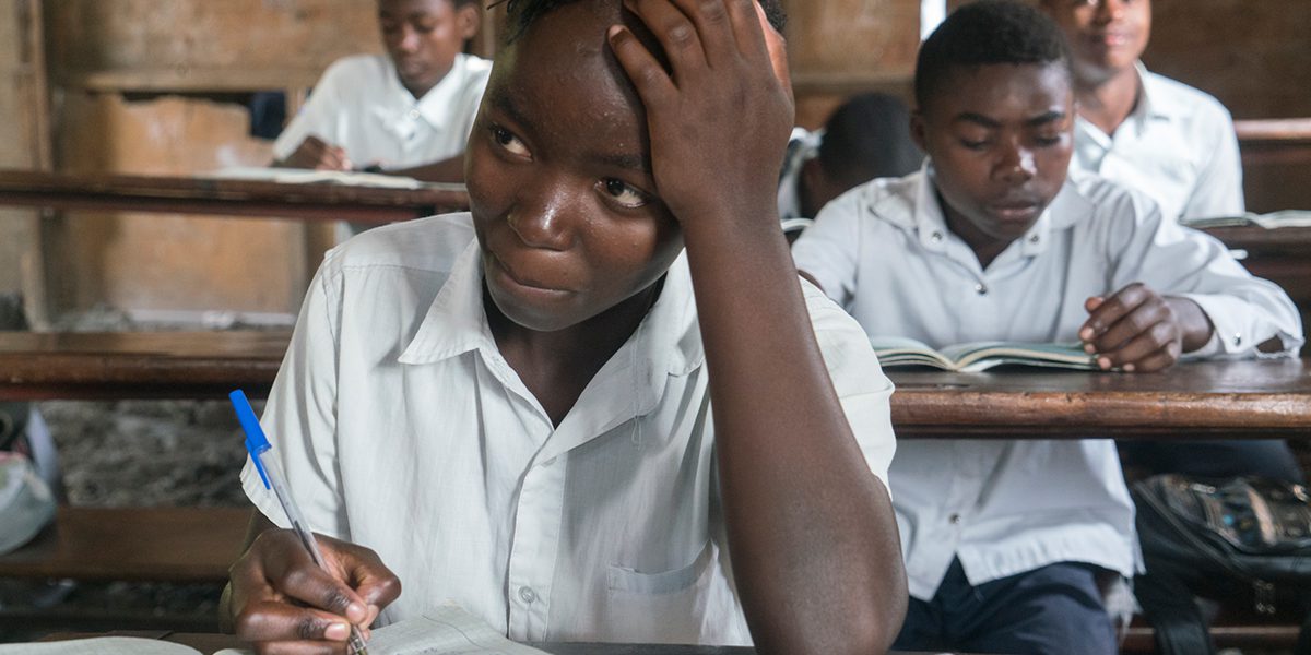 Un estudiante participa en la clase de matemáticas en una escuela en Goma construida y apoyada por el JRS.