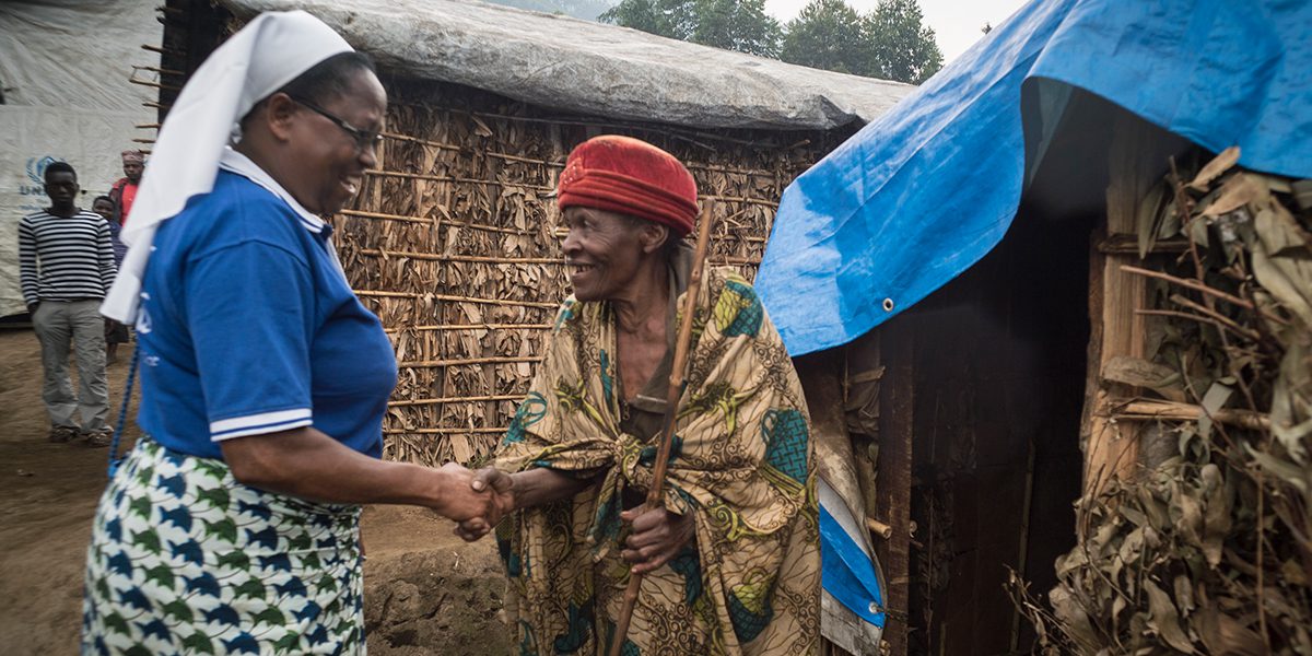 La hermana Regina Missanga visita a Cecilia, una desplazada interna a la que el JRS apoya con vivienda.