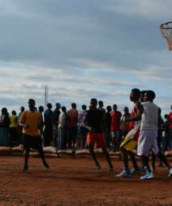 Des réfugiés jouent au basket dans le camp pour réfugiés de Dzaleka