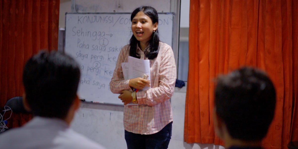 Sari enseña a los refugiados el idioma nacional de Indonesia para ayudarlos a integrarse en sus nuevas comunidades.