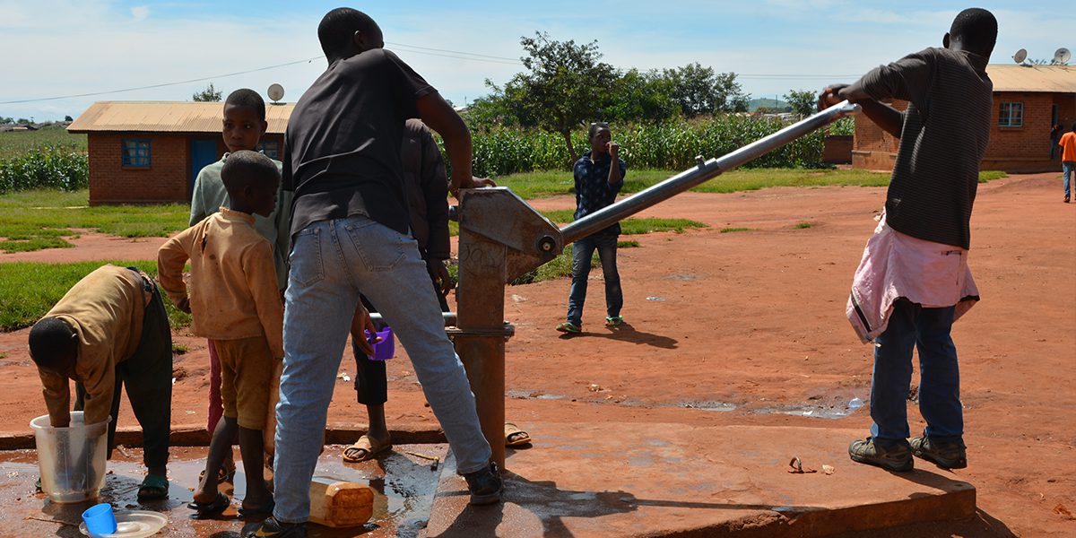 Pompant l’eau d’un puits dans le camp de réfugiés de Dzaleka