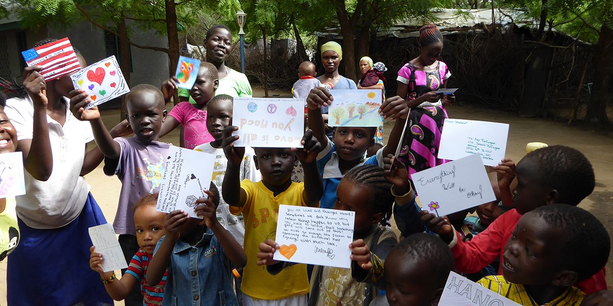 Un groupe d’enfants reçoit de belles cartes’ d’enfants des Etats-Unis dans le cadre du projet « Any Refugee » (JRS)