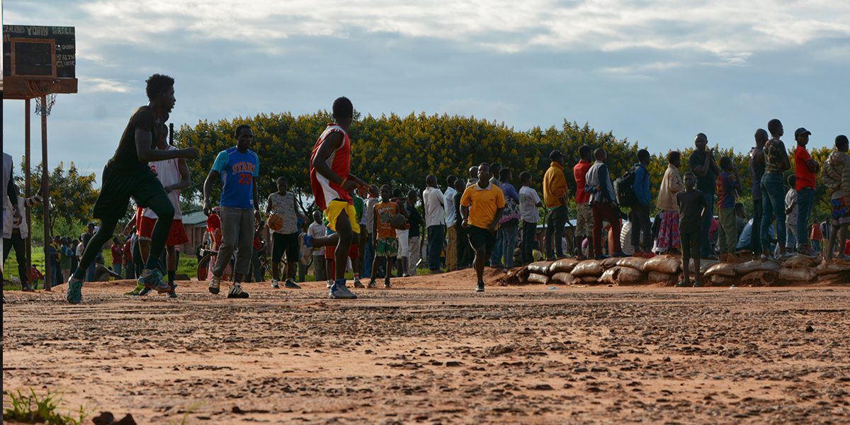 Los refugiados juegan al baloncesto en el campamento de refugiados de Dzaleka.