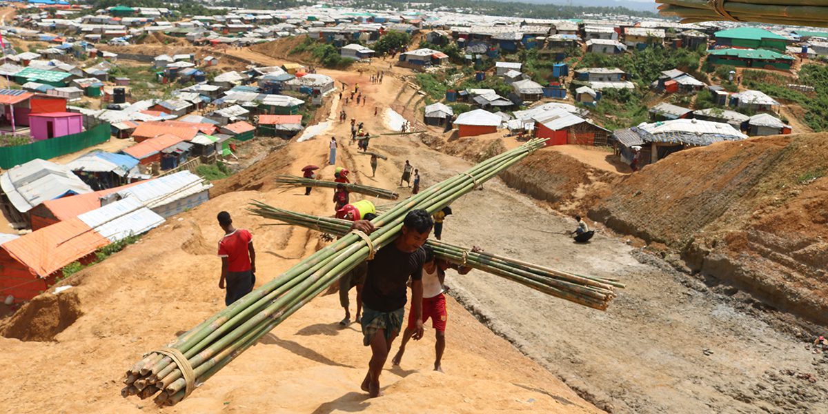 Hombres cargando bambú para la construcción de viviendas en Kutupalong, Cox's Bazar, Bangladés.