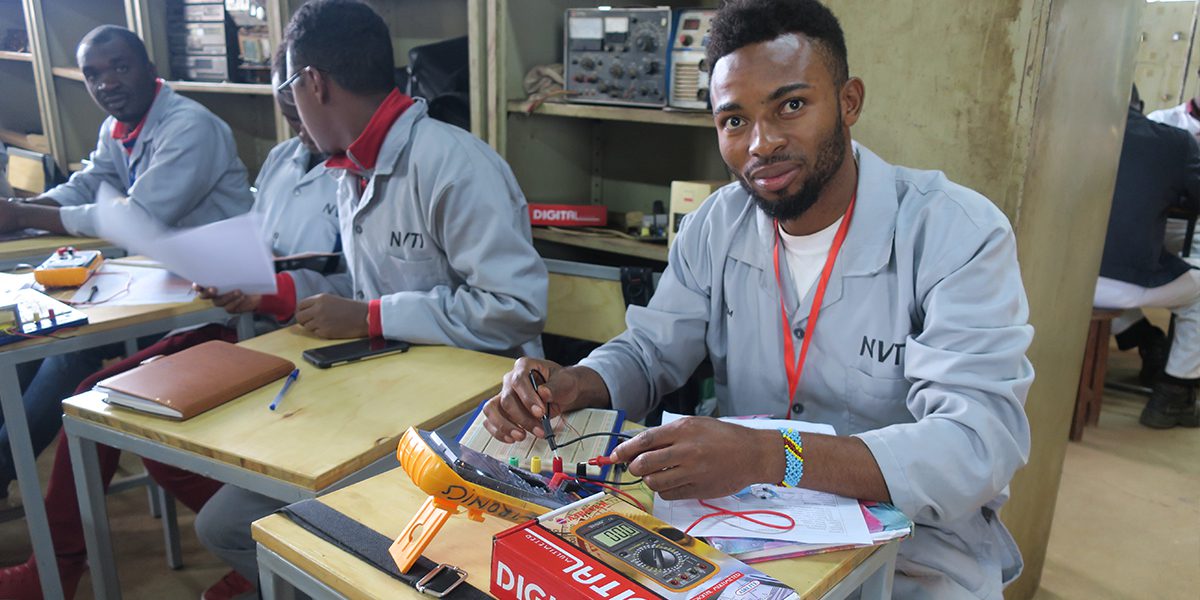 La clase de electrónica es parte de los programas de formación profesional en Kampala impulsados junto al Instituto Técnico. Los estudiantes aprenden la parte de funcionamiento eléctrico de teléfonos, televisores y radios.