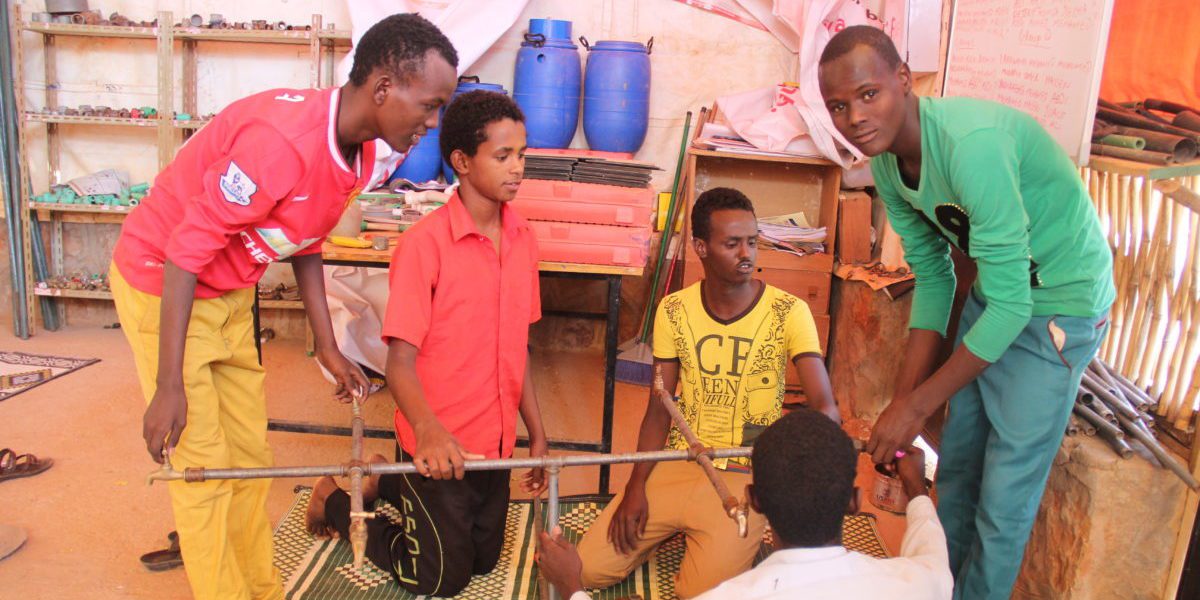 Unos refugiados somalíes aprenden plomería como parte del proyecto de medios de vida del JRS en el campamento de refugiados de Melkadida. Algunos graduados han ido a trabajar para ONG o empresas en la comunidad.