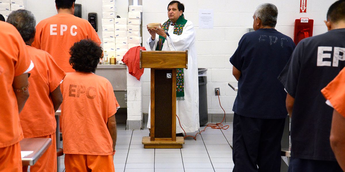 El P. Richard Sotelo SJ celebra misa para los detenidos en el Centro de Procesamiento para inmigrantes indocumentados detenidos en El Paso, Texas.