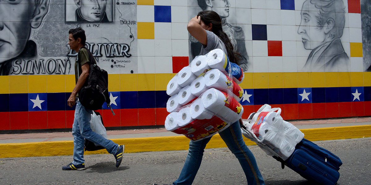 Des Vénézuéliens rentrent à la maison après avoir acheté des biens de première nécessité (George Castellanos/JRS)