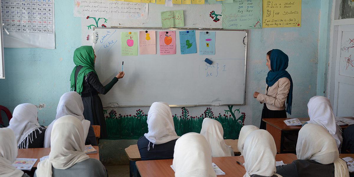 Estudiantes en una clase de inglés del JRS en Bamiyán.