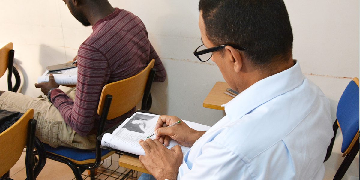 Estudiantes del curso avanzado de inglés refuerzan su vocabulario en uno de los Centros de Educación Superior del JRS en Ammán.