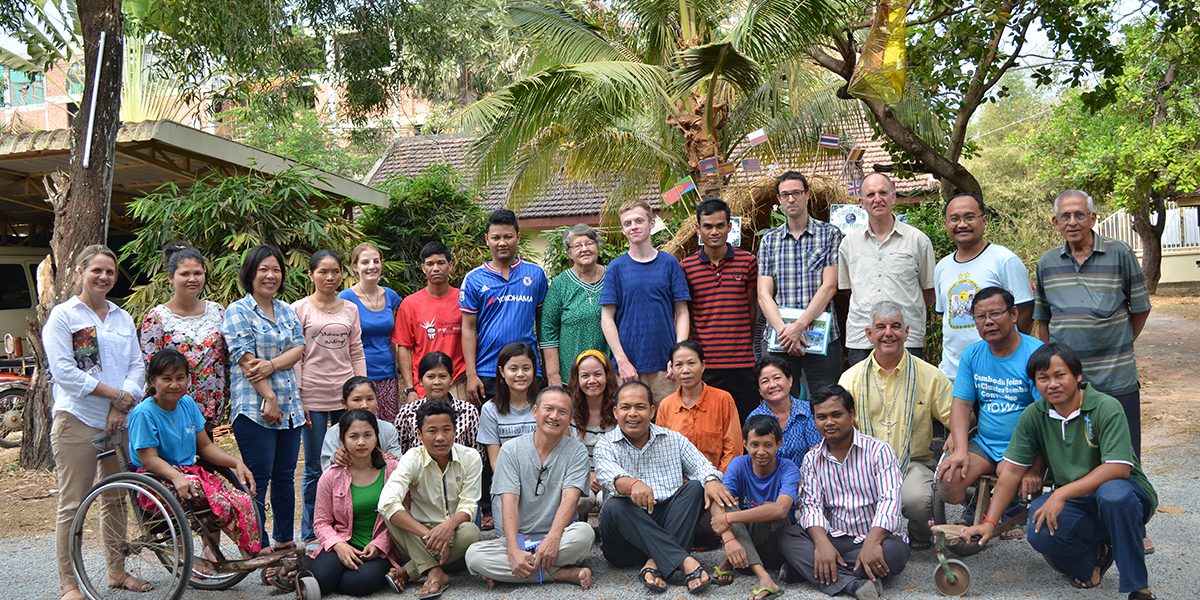 El P. Thomas H. Smolich SJ, Director Internacional del JRS, visita el equipo del JRS Camboya.