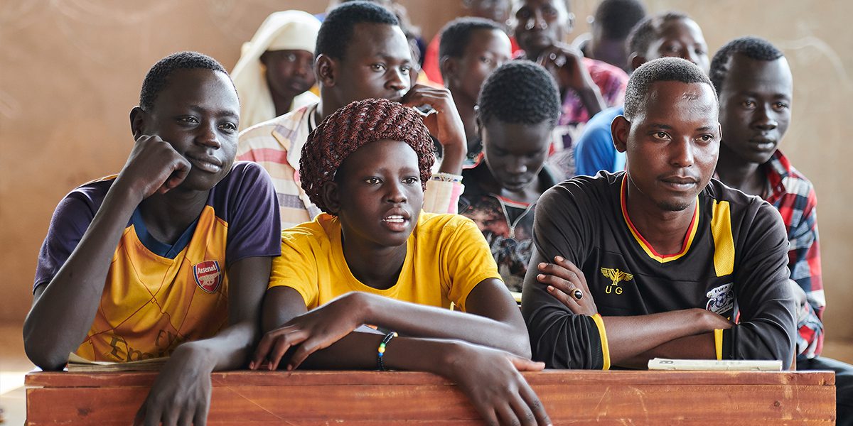 Estudiantes en una clase de inglés en el Centro de Enseñanza Arrupe, gestionado por el JRS en Bunj, Sudán del Sur.