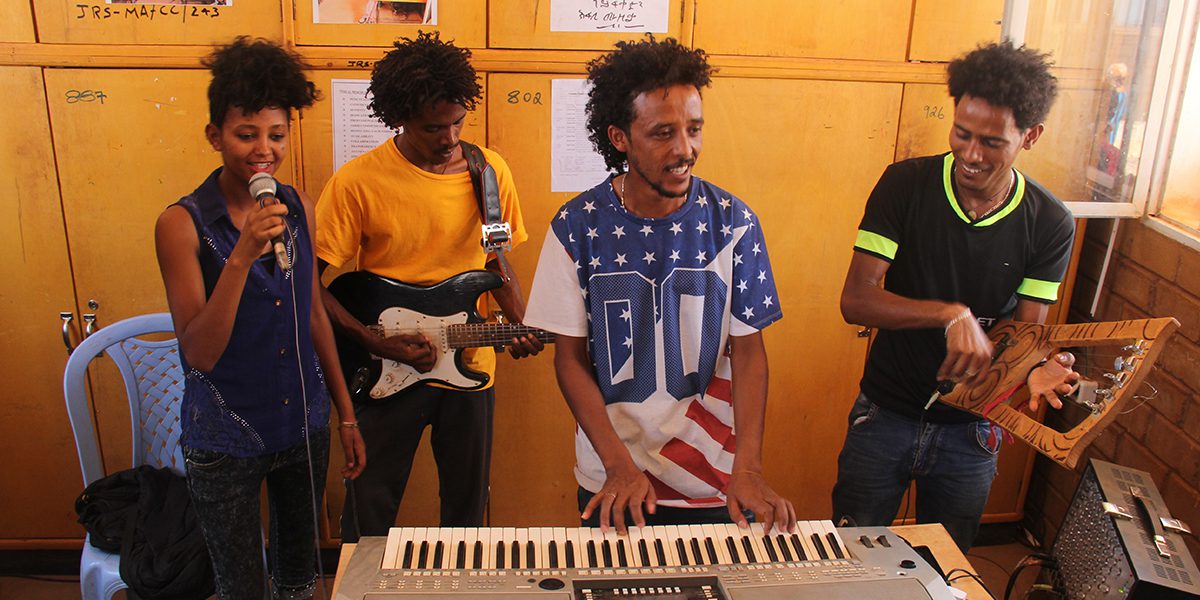 Clase de música en el centro del JRS del campamento de refugiados de Mai Aini.