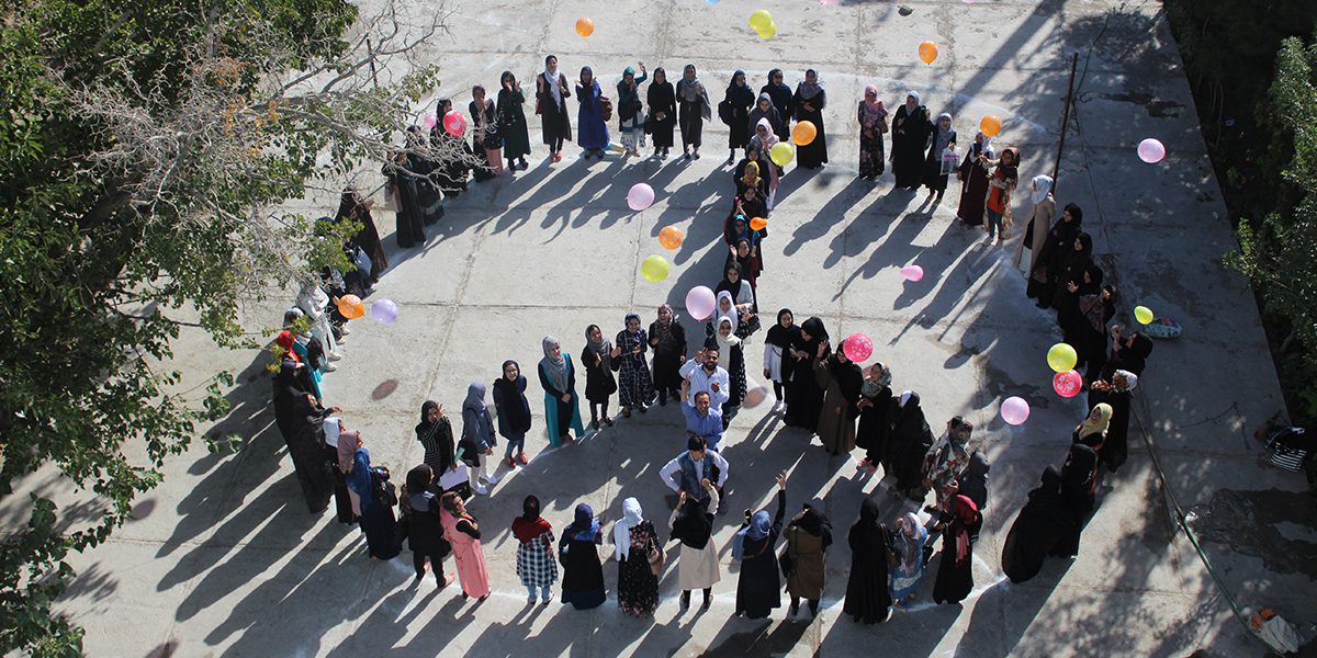 Alumnos del Instituto Técnico de Herat celebran el Día de la Paz.