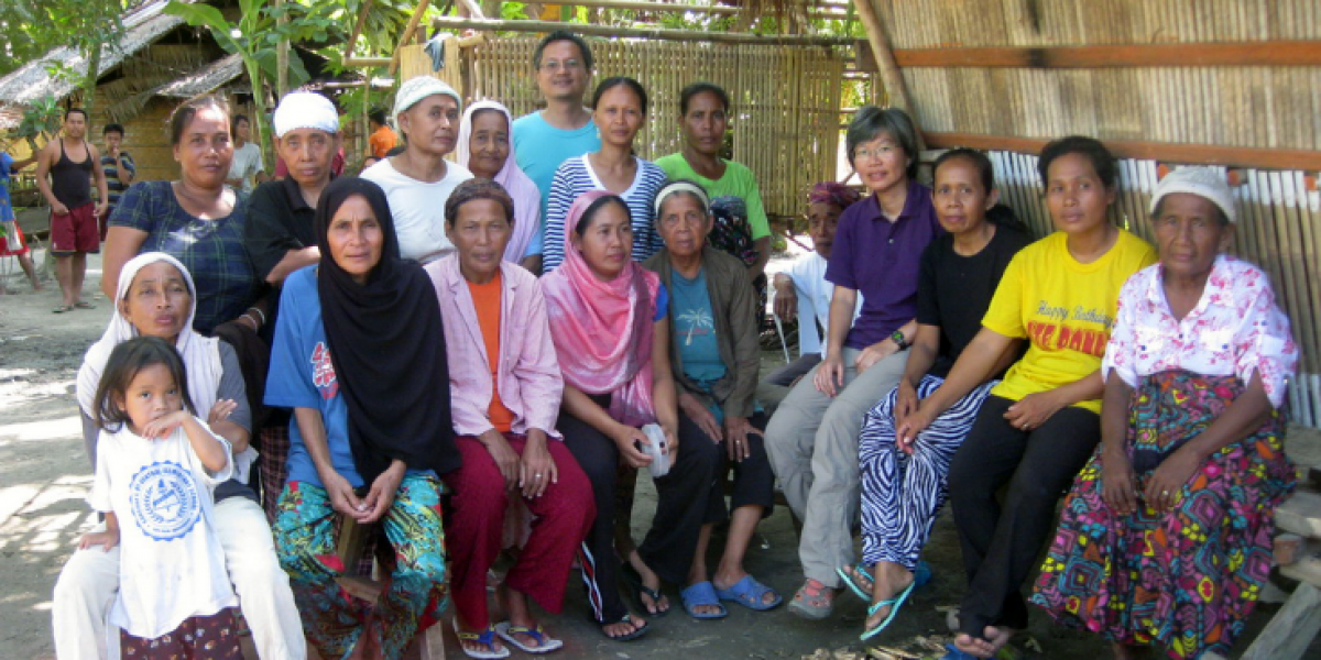 Un grupo de personas desplazadas asiste a una reunión organizada por el personal del Servicio Jesuita a Refugiados en Maguindanao, Filipinas.