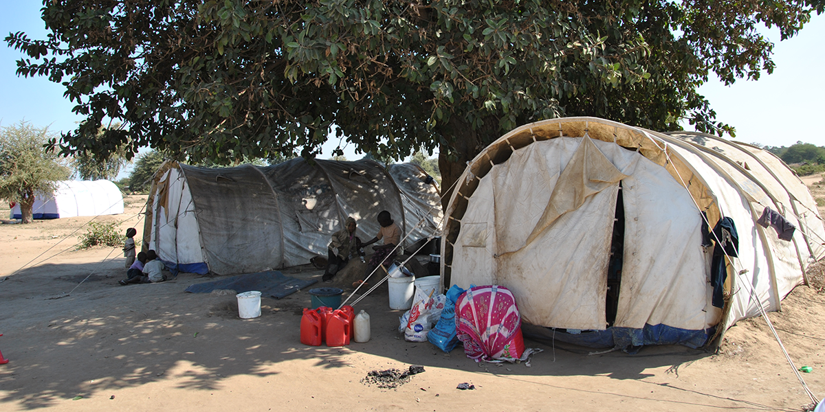 Refugiados junto a sus tiendas de campaña en el campamento de Tongogara.
