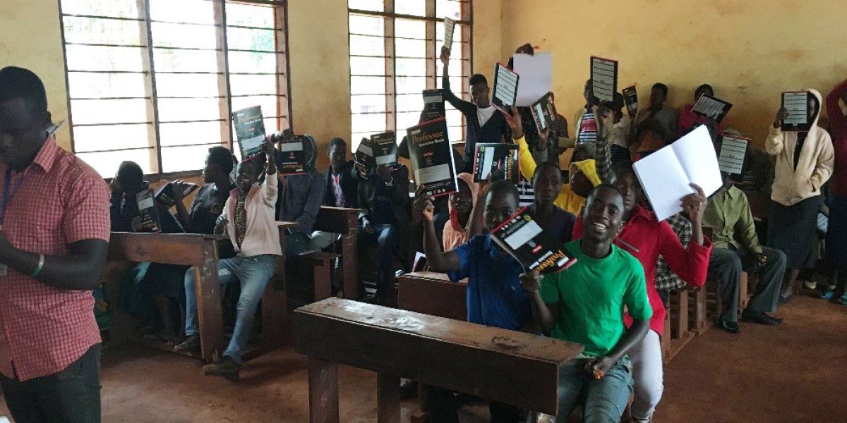 Estudiantes mostrando sus materiales escolares recién recibidos en Kigoma, Tanzania.
