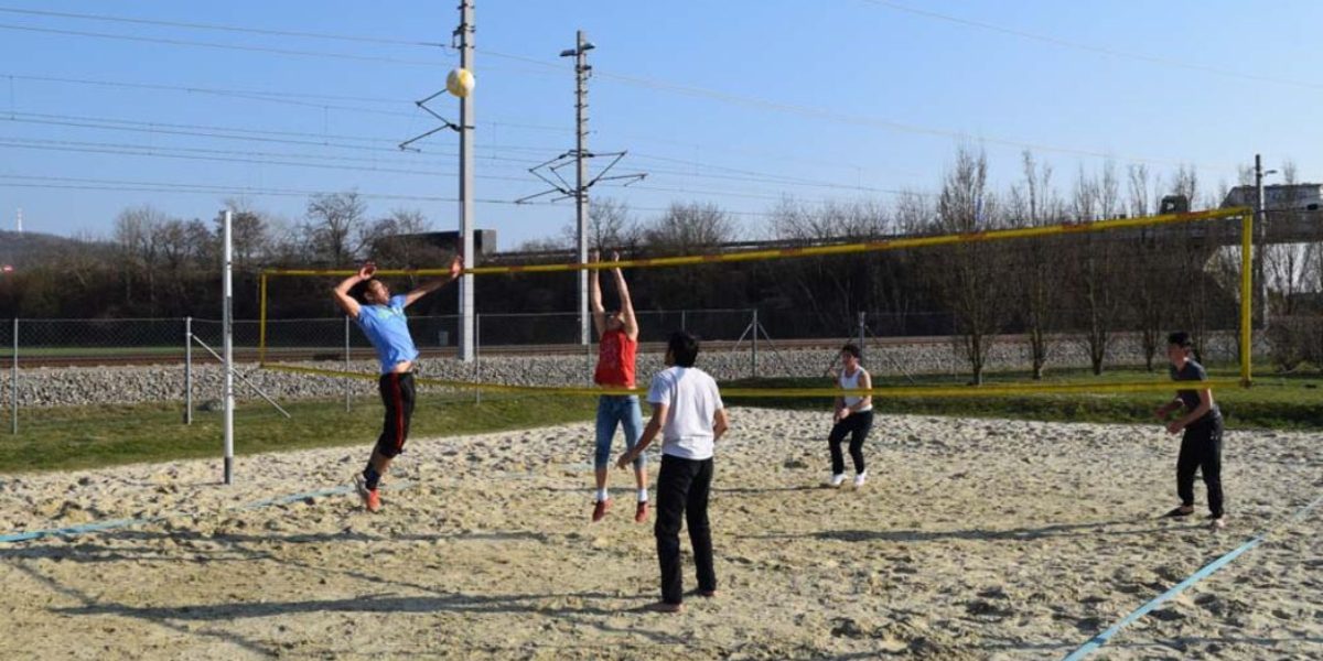 Refugiados y austríacos juegan al voleibol. (Servicio Jesuita a Refugiados)