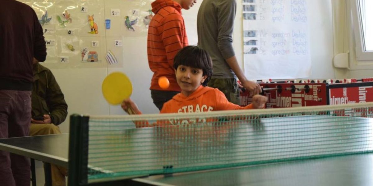 Un niño juega al pingpong en un centro recreativo. (Servicio Jesuita a Refugiados)